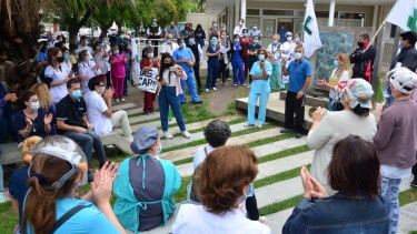 La asamblea se realizó en el acceso al hospital Zatti. Foto: Marcelo Ochoa.