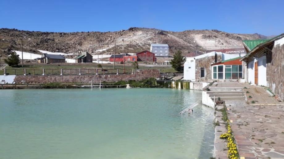 Laguna Verde en primavera. Las Termas de Copahue abren el 15 de diciembre.