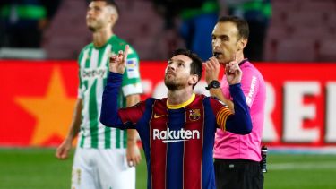 A la Pulga le alcanzaron 45 minutos para destacarse en la goleada de su equipo. (Foto: AP)