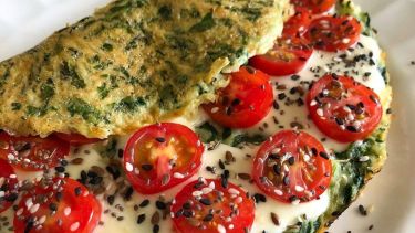 Omelette con masa de papa y espinacas