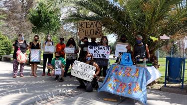 Quienes trabajan en la feria reclamaban la habilitación de un espacio público en el centro, donde ofrecer sus productos. Foto: gentileza.-