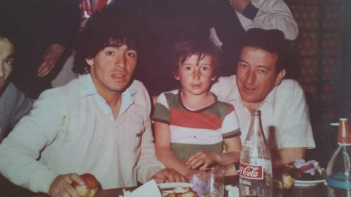 "Les dejo una foto de mi papá, mi hermano y Diego. Año 82 cuando vino a Roca", compartió Martín Bou Abdo.