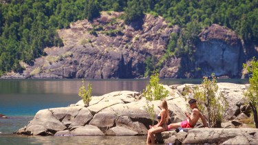 Yuco, en San Martín de los Andes, es una península repleta de pequeñas playas enmarcadas por arrayanes. Foto Patricio Rodríguez

