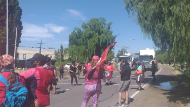 La medida en el puente carretero es en demanda de  asistencia municipal y provincial para los más necesitados. Foto: Gentileza