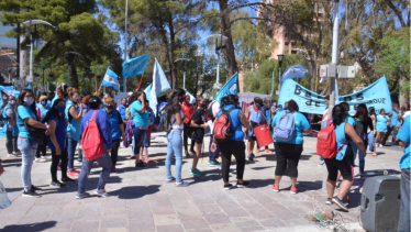 El monumento es el punto en Neuquén donde se concentran las manifestaciones a favor de la ley. Foto: Yamil Regules