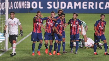 Óscar Romero (10)  festeja el primer gol de San Lorenzo ante Argentinos Juniors. El Ciclón sigue como líder de la Zona 5 de la Copa de la Liga Profesional.
Foto: Julián Álvarez/Pool ARGRA/cf/Telam