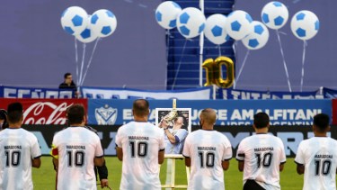 El Amalfitani honró a Maradona en la previa de Vélez ante Gimnasia.