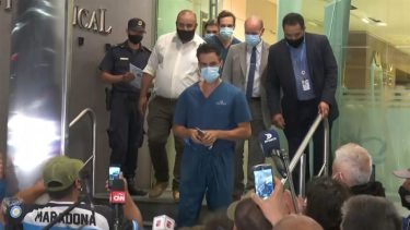 Maradona seguirá internado en la Clínica Olivos