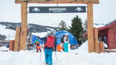 Chapelco Ski Resort, anunció que todavía no tienen los niveles de nieve esperados, pero que el pronóstico anuncia nevadas. Foto archivo temporada 2021. 