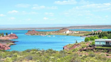 En Villa El Chocón preparan los protocolos para recibir a los turistas que llegarán desde el martes.  Foto: Mauro Pérez.