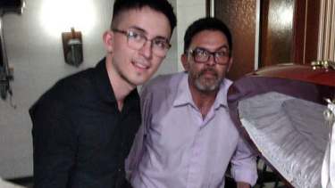 Fueron tres los empleados de la funeraria que se sacaron fotos con Maradona. (Gentileza)