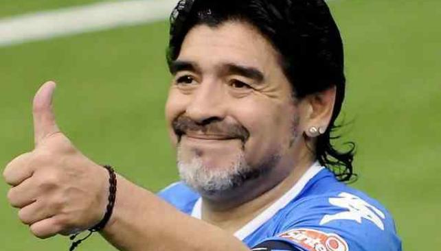 Maradona y en encuentro especial con su fanáticos en el Ruca Che.  Foto: Gentileza Día a Dia