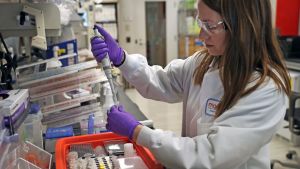 Moderna probará si su vacuna funciona contra la nueva cepa del covid-19