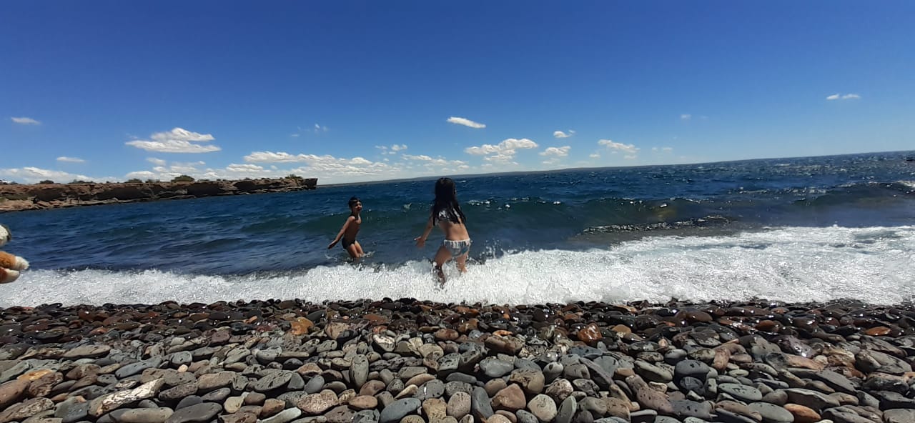 En Mari Menuco hay picadas que llevan a playas solitarias. Foto gentileza Matías Salamanca.