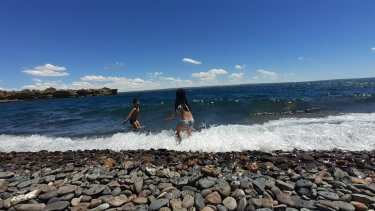 En Mari Menuco hay picadas que llevan a playas solitarias. Foto gentileza Matías Salamanca.