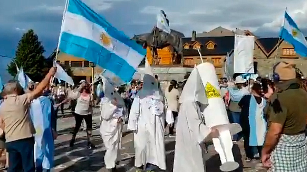 Tres personas escenificaron al Ku Klux Klan en Bariloche el domingo en una manifestación.