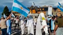 Imagen de Gennuso tildó de «energúmenos» a los disfrazados de Ku Klux Klan