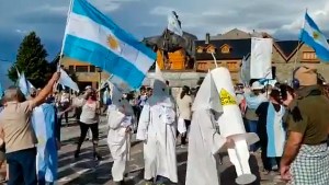 Gennuso tildó de «energúmenos» a los disfrazados de Ku Klux Klan