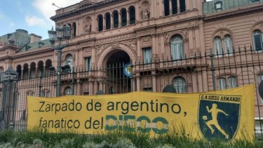 Los miembros del Club Atlético Diego Armando dijeron presente en el velatorio en Casa Rosada. (Foto: Télam)