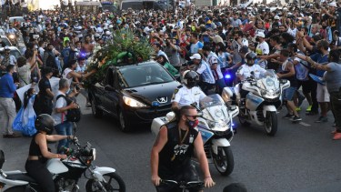 Miles de personas quisieron estar cerca del coche fúnebre que llevaba a Diego al cementerio.