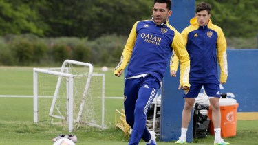 Carlos Tevez encabezará la cruzada xeneize en Porto Alegre ante el Inter.