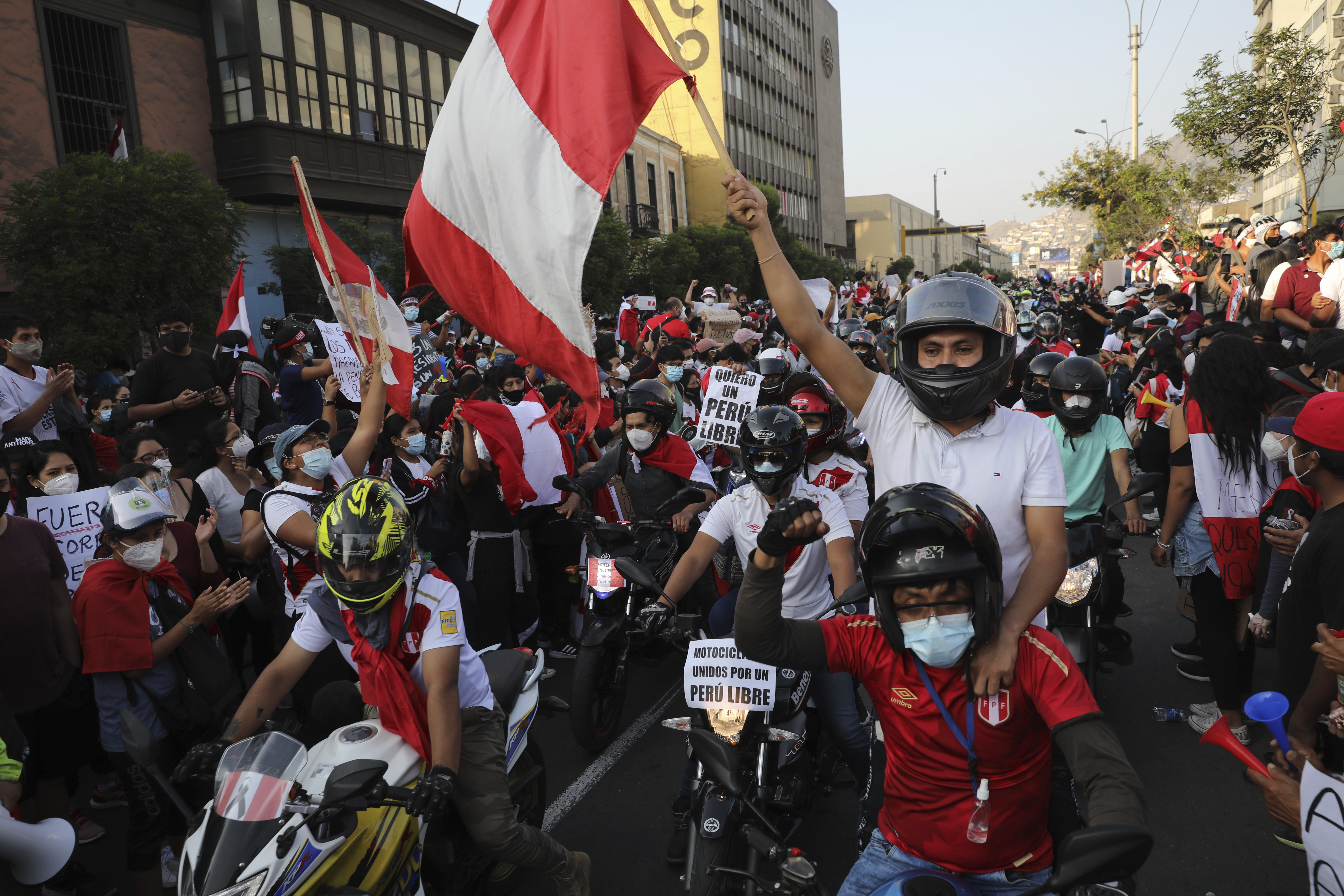 Una caravana de manifestantes en motocicletas viaja después de que el presidente interino Manuel Merino renunciara a su cargo, en Lima, Perú. Foto: AP