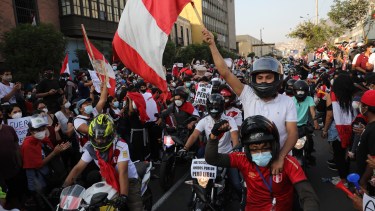 Una caravana de manifestantes en motocicletas viaja después de que el presidente interino Manuel Merino renunciara a su cargo, en Lima, Perú. Foto: AP