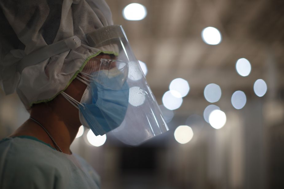El personal de salud en los hospitales de la provincia está reducido por los contagios.