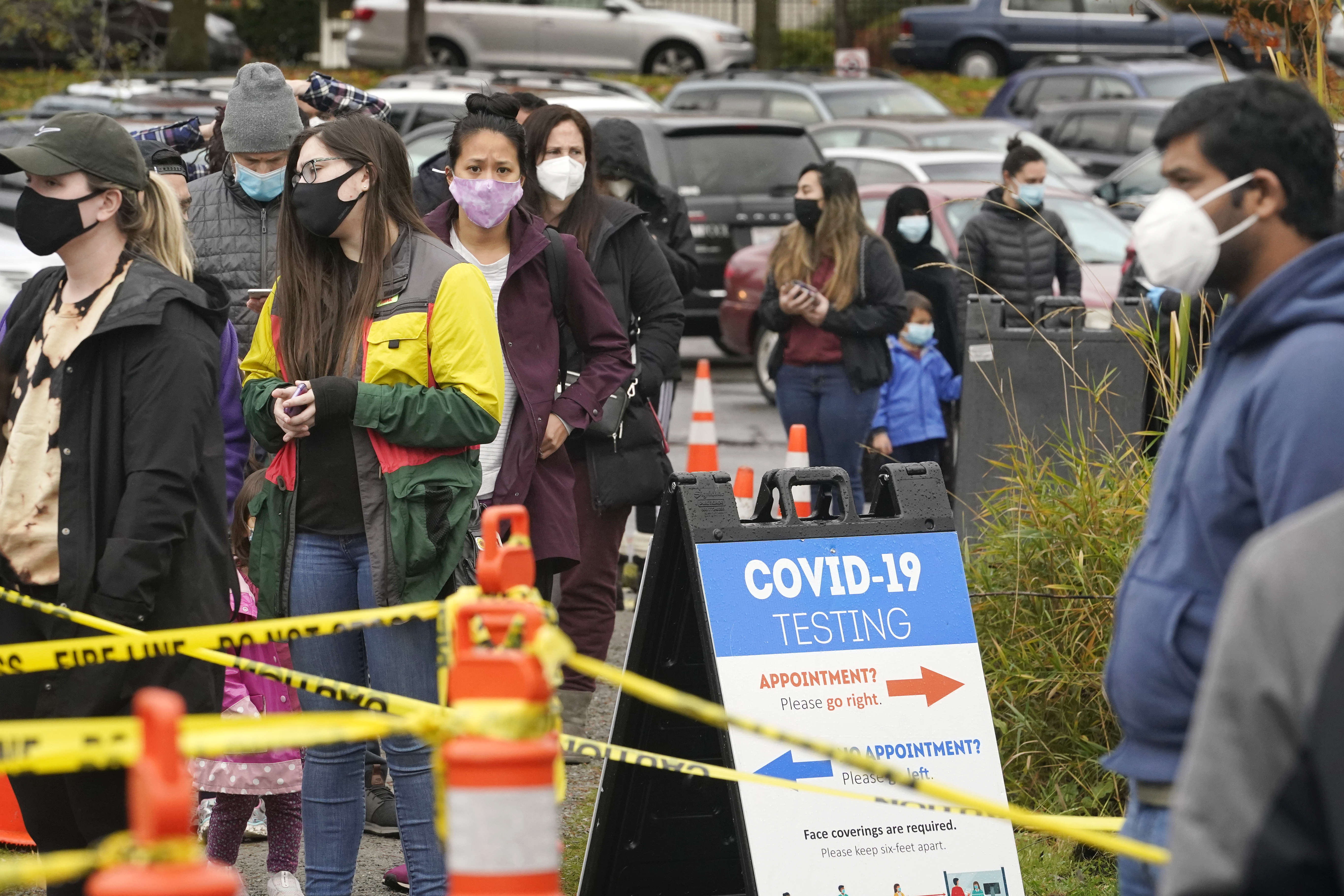 Mucha gente hace fila para ser testeada en Seattle. (AP Photo/Elaine Thompson)