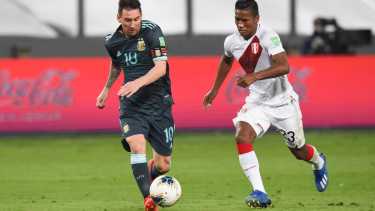 Argentina derrotó a Perú y sigue en el lote de arriba de las Eliminatorias. Foto: AP