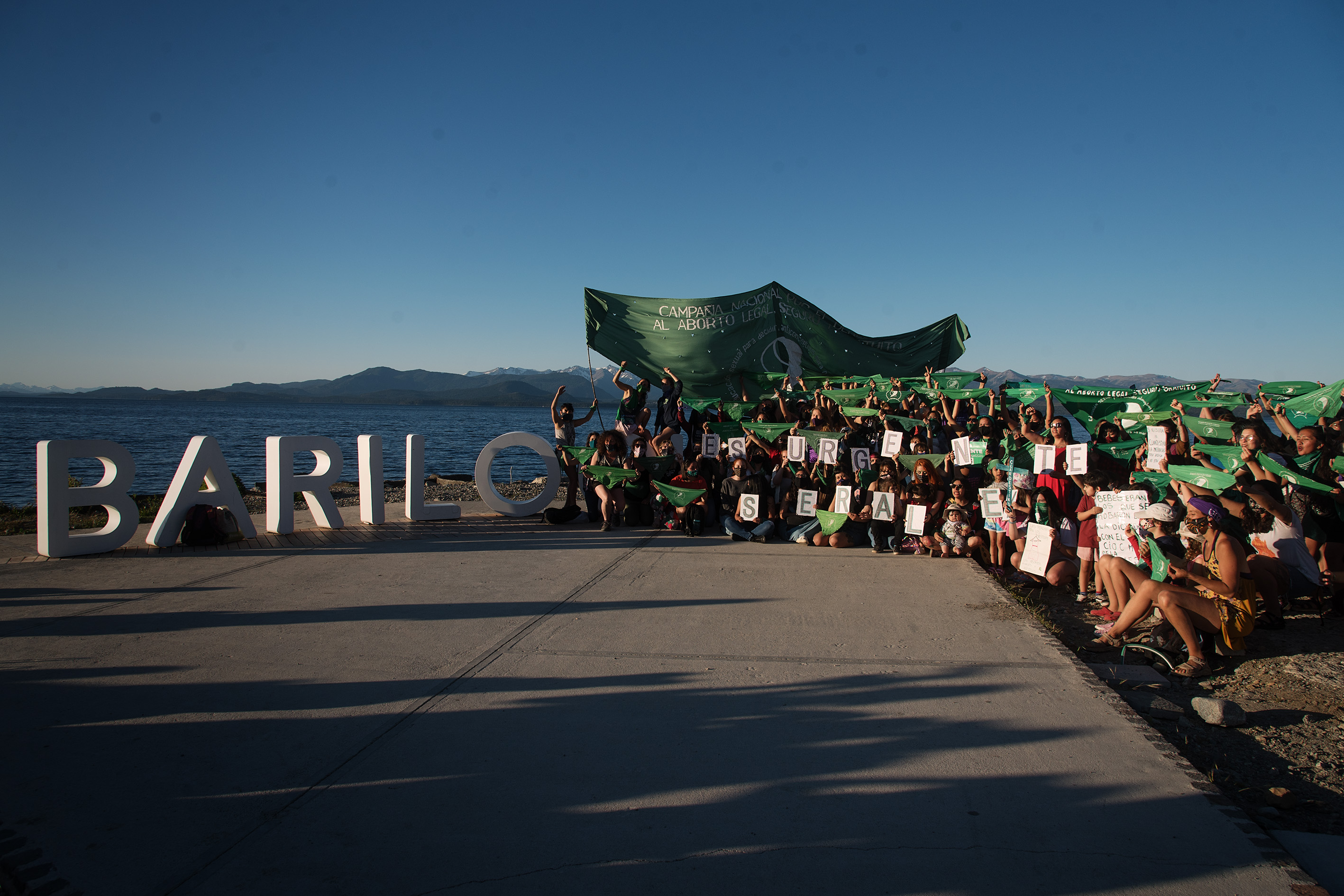 Alrededor de un centenar de mujeres de Bariloche se sumaron a la jornada nacional de lucha por el derecho al aborto. (Foto: Marcelo Martínez)