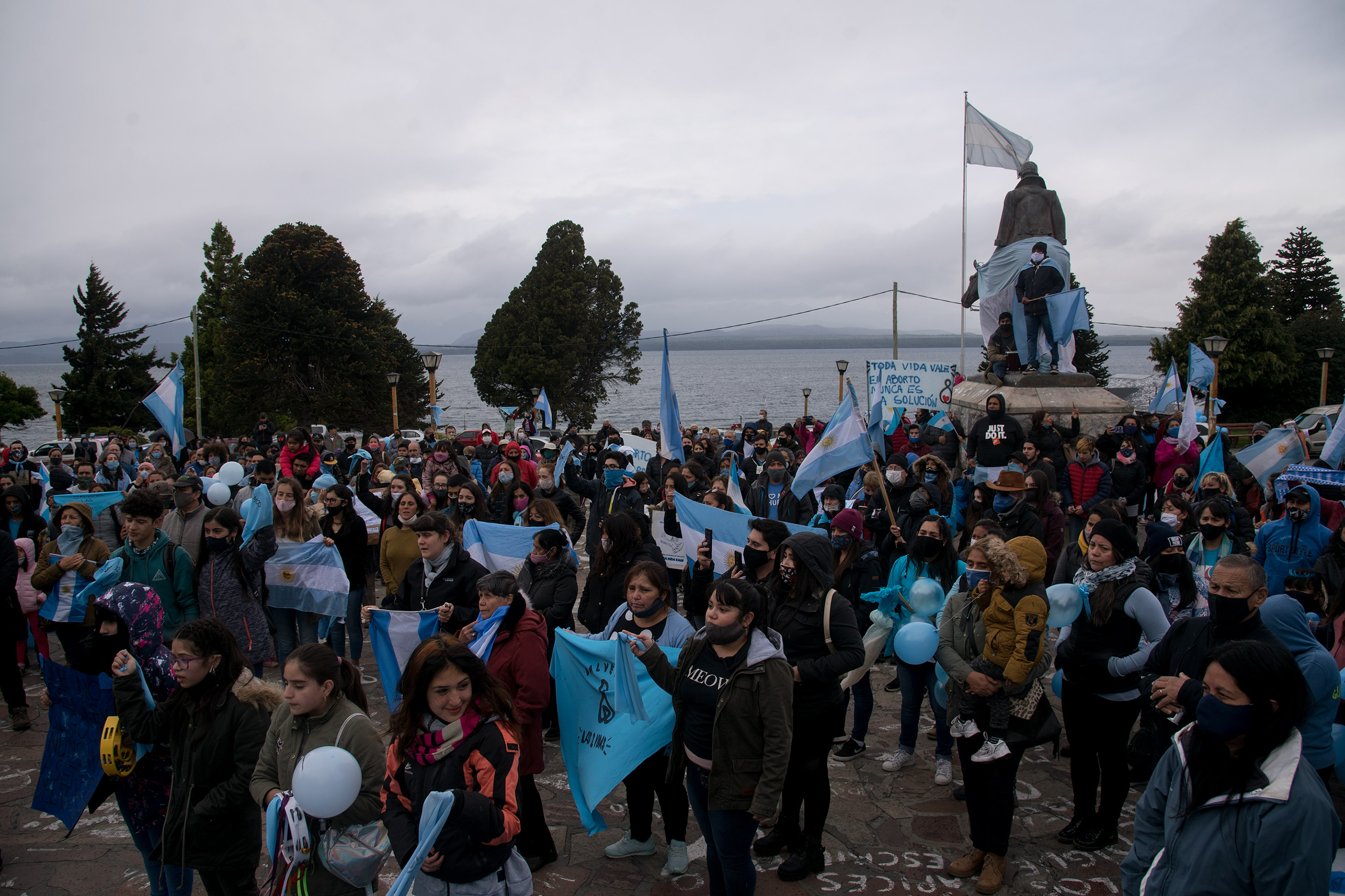 Cientos de personas se congregaron en el Centro Cívico de Bariloche a favor de las dos vidas y para rechazar el aborto. (Foto: Marcelo Martínez)