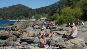 Un verano anticipado en Bariloche mostró playas repletas