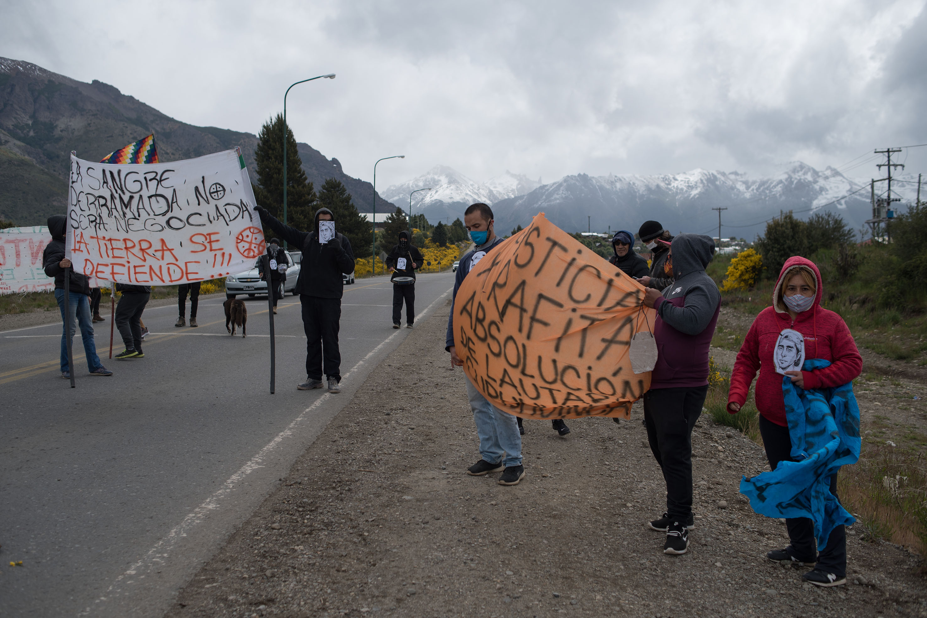 Manifestantes reclamaron esta tarde de miércoles justicia en Bariloche, a  3 años del homicidio de Rafael Nahuel. (Foto: Marcelo Martínez)