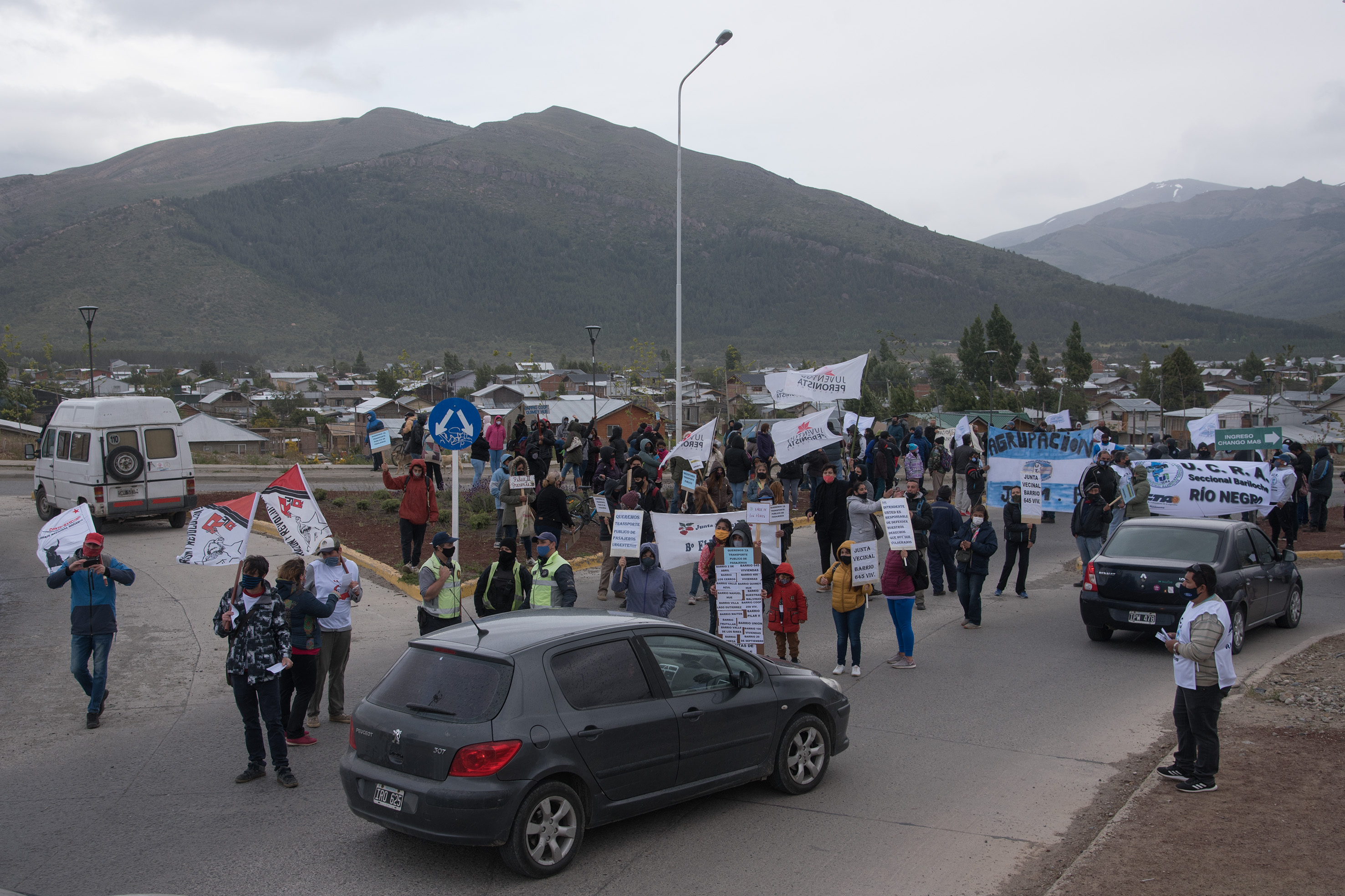 Cientos de usuarios del transporte publico  reclamaron esta tarde de viernes en el Alto de Bariloche y en otros puntos de la ciudad. (Foto: Marcelo Martínez)