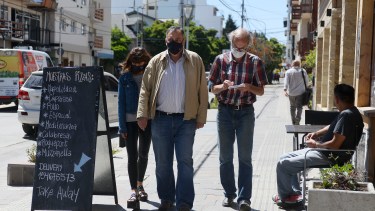 El jefe comunal de Bariloche, Gustavo Gennuso, recorrió ayer la principal calle de Bariloche, junto a “Río Negro” antes de que la contratista entregue la obra. Foto: Alfredo Leiva