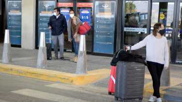 Actualmente hay entre 3 y 4 vuelos diarios desde Buenos Aires pero no llegan completos. Archivo