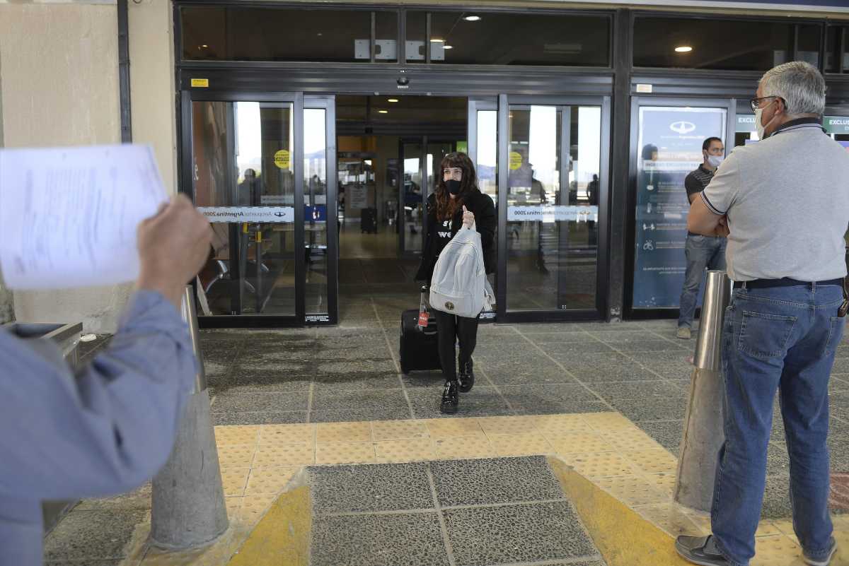 En el aeropuerto de Bariloche se permite el ingreso a la terminal de pasajeros y acompañantes. Un gremio pide volver a cancelar esta medida. Archivo 