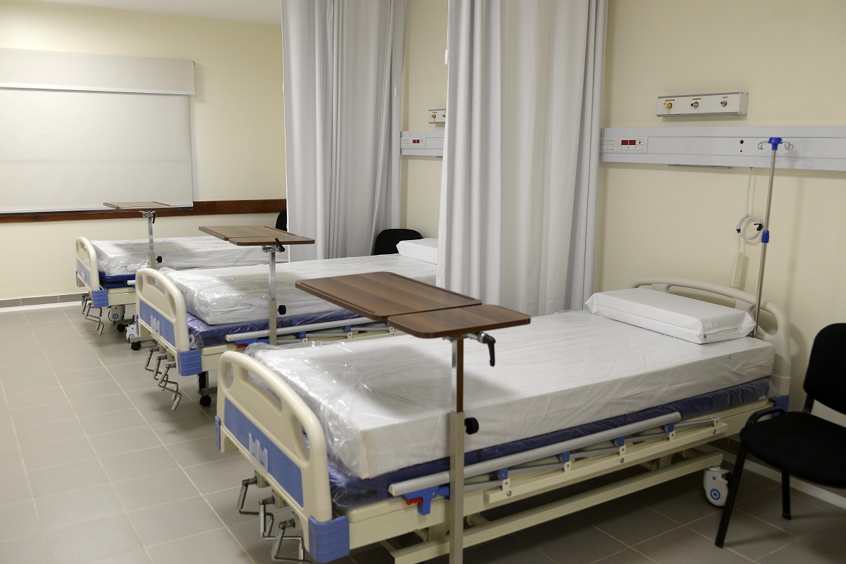 La instalación creada por la CNEA ya tiene lista la sala general de internación, con seis camas. Foto: Alfredo Leiva