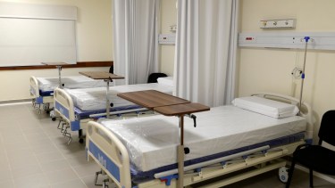 La instalación creada por la CNEA ya tiene lista la sala general de internación, con seis camas. Foto: Alfredo Leiva