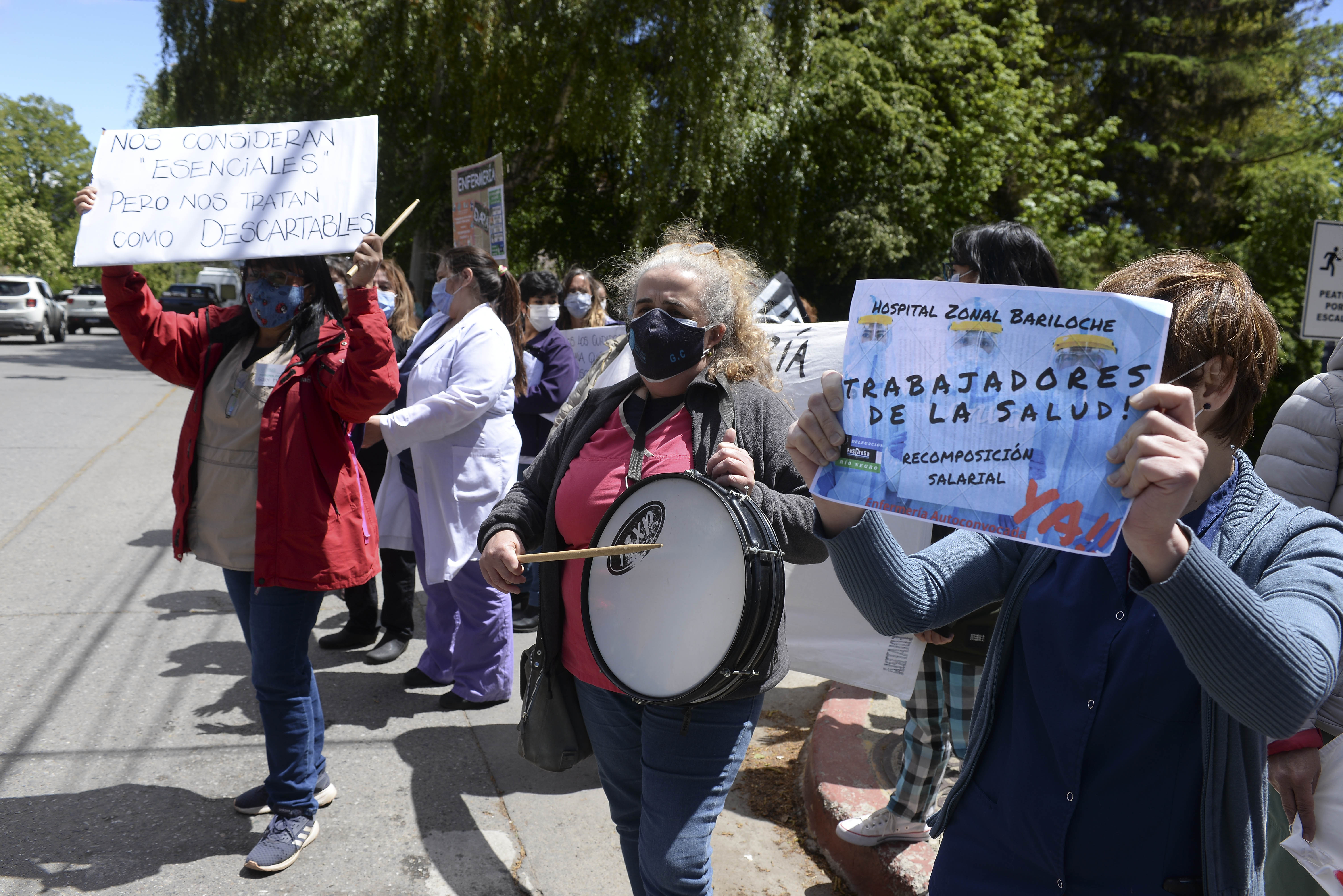 El reclamo se hizo en la calle Moreno, frente al hospital Ramón Carrillo de Bariloche. (Foto Alfredo Leiva)