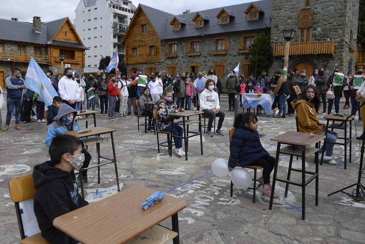 La semana pasada, padres reclamaron los actos presenciales en escuelas de Bariloche. Hoy quedan en duda. Archivo 