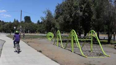 El Paseo del Oeste en Bariloche se creó como un espacio público con sendas para caminar y andar en bicicleta. Archivo