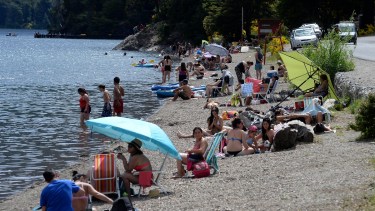 Lago Gutiérrez, uno de los elegidos por los turisas para un día de playa. Foto: Alfredo Leiva