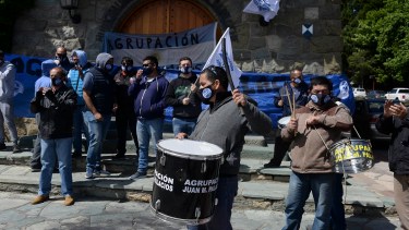 Un grupo de trabajadores de la empresa Mi Bus llevaron hoy su reclamo al municipio. Foto: Alfredo Leiva