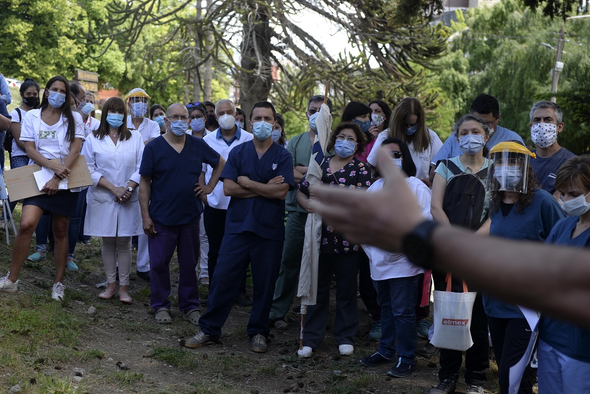 Los trabajadores del hospital Ramón Carrillo realizaron una asamblea para evaluar cómo sigue su reclamo. Foto: Alfredo Leiva