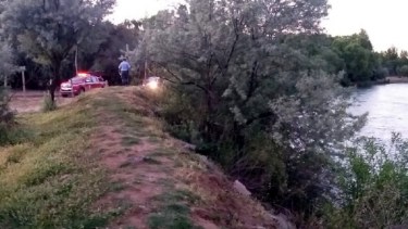 Desde ayer en la tarde buscan a un joven que nadaba en el río Neuquén, en Vista Alegre. (Foto: Gentileza Centenario Digital).