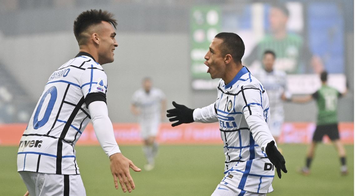 Lautaro Martínez festeja junto a alexis Sánchez, autor del primer gol de Inter, que ahora es escolta.