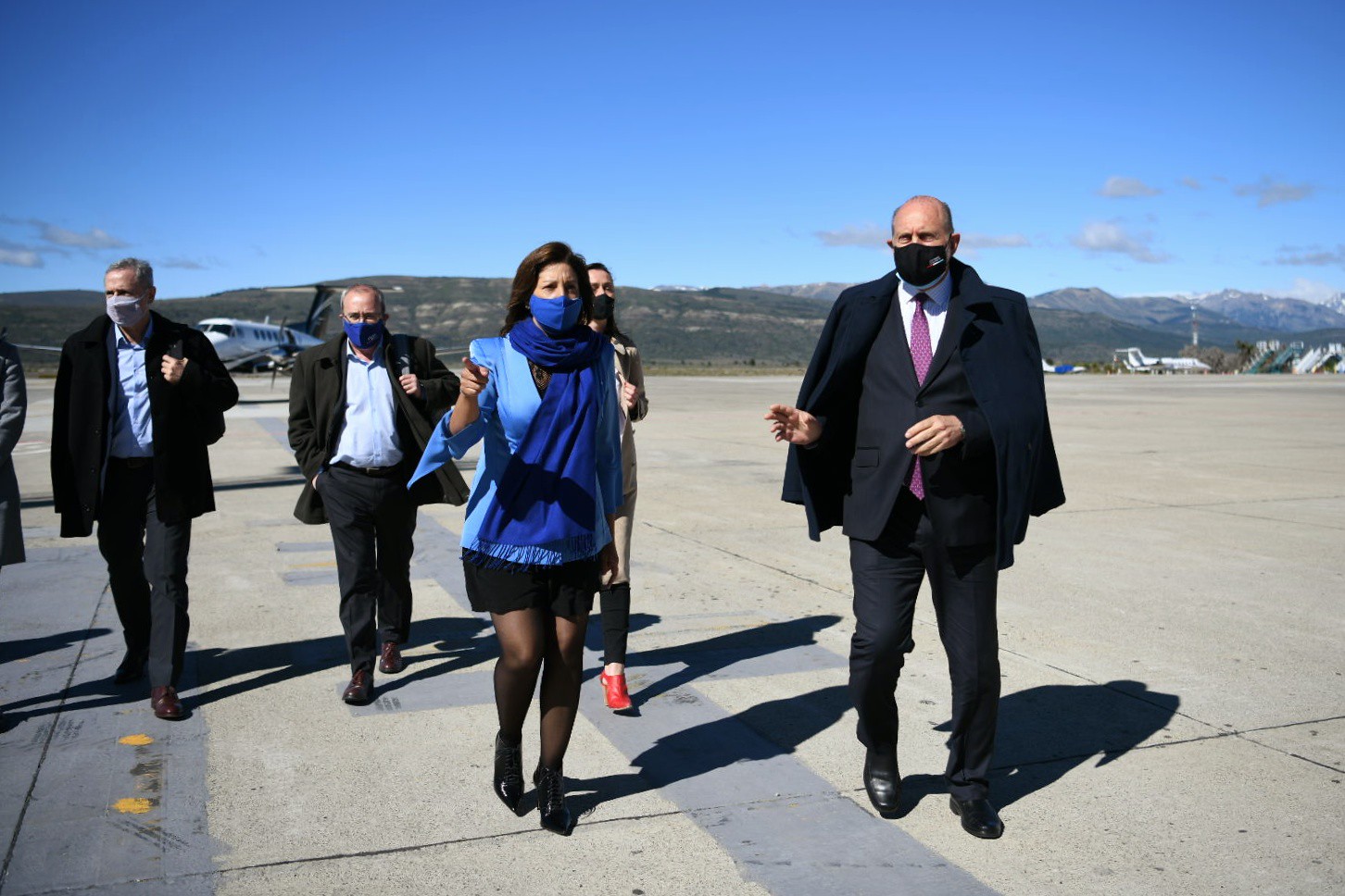 La gobernadora Arabela Carreras recibió a su par santafesino Omar Perotti en el aeropuerto de Bariloche. Foto: Gentileza