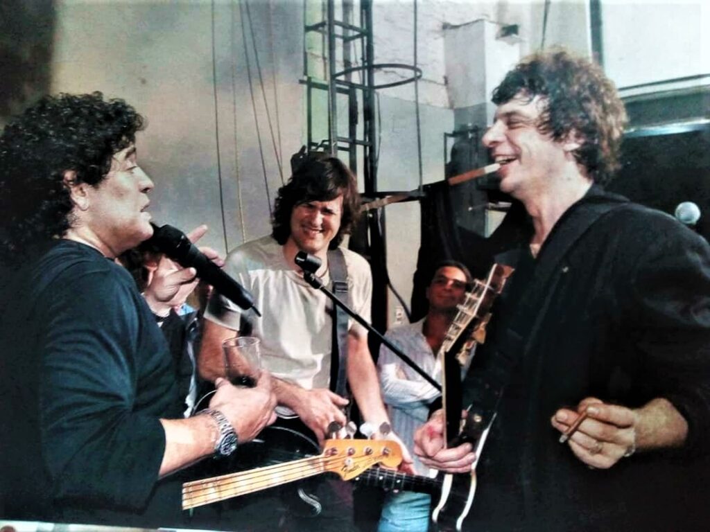 Maradona, junto a Ciro y Juanse, dos que le dedicaron canciones al Diez.